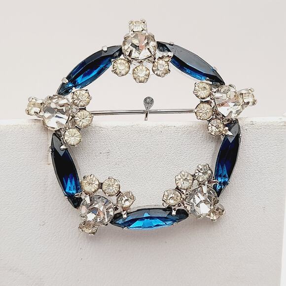 Vintage Blue & Clear Rhinestone Wreath Rhodium Plated Brooch - 1 5/8 In - Picture 8 of 8